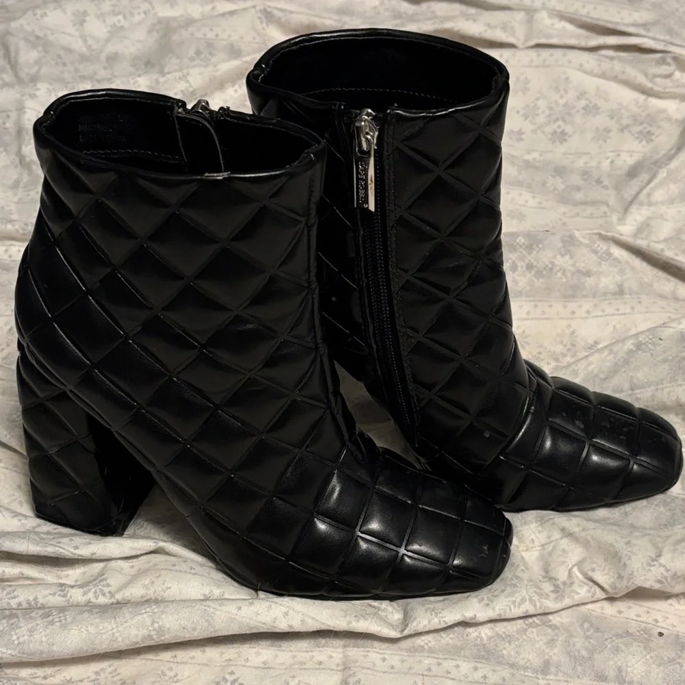 Cape Robbin Black Quilted Ankle Booties - Picture 1 of 6